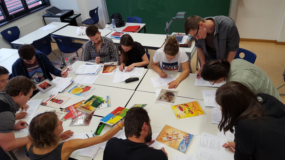 zur Vergrößerungsansicht des Bildes: Studierende bei der Gruppenarbeit im Tschechischmodul