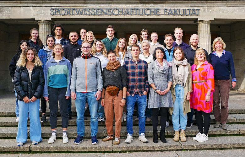 Gruppenbild Studierender der zweiten Kohorte im M.Sc. Sport and Exercise Psychology (MSEP) auf dem Campus der Sportwissenschaftlichen Fakultät