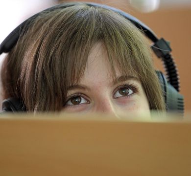 Studierende mit Headset im Sprachlabor