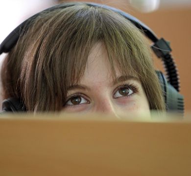 Foto: Jan Woitas / Universität Leipzig, SUK Studierende mit Headset im Sprachlabor