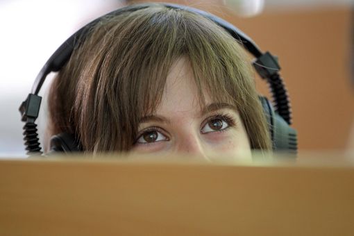 Studierende mit Headset im Sprachlabor