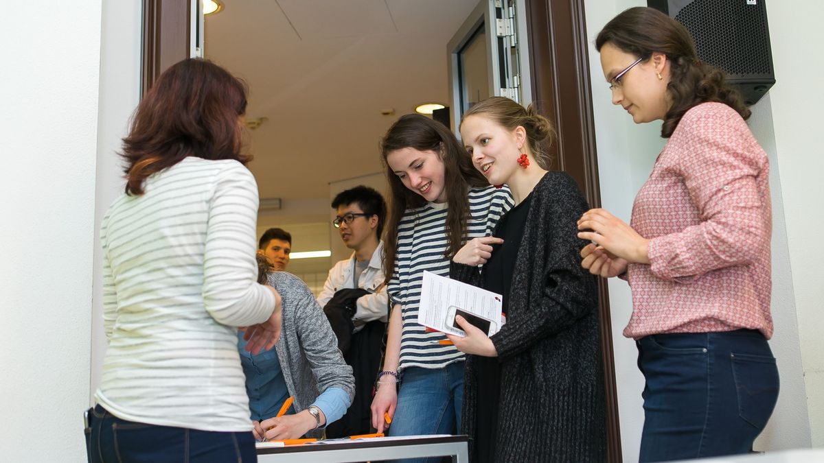 zur Vergrößerungsansicht des Bildes: Studierende kommen zum Tandem-Treff