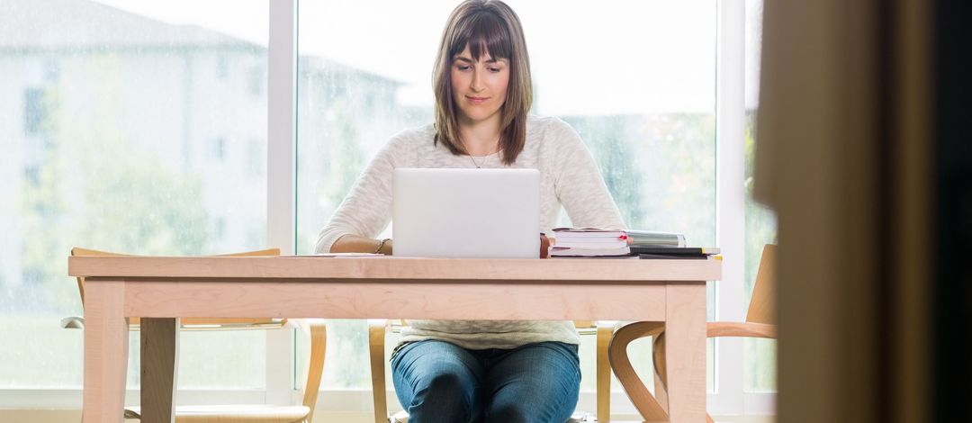 Studierende lernt am Schreibtisch