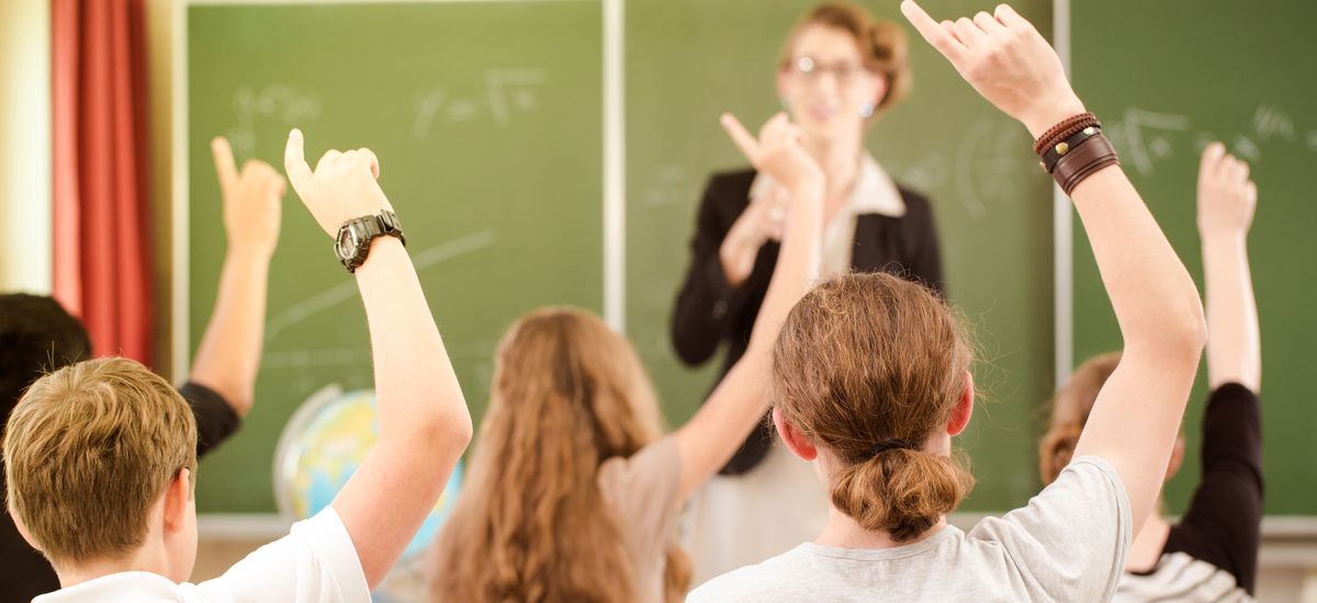 Studierende melden sich im Kurs