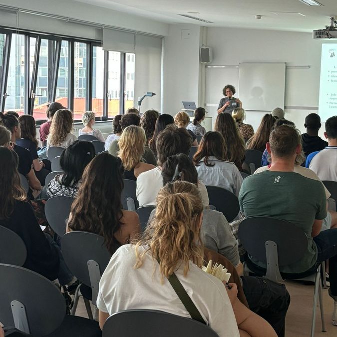 zur Vergrößerungsansicht des Bildes: Studierende im Seminarraum bei der Präsentation zum Tandem-Treff