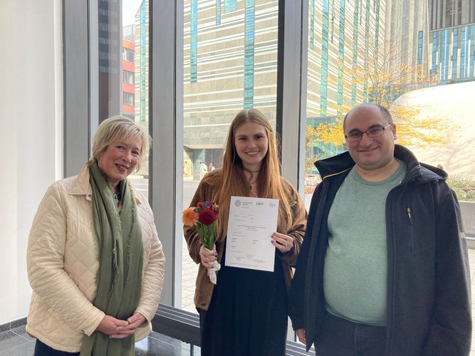 Frau Dr. Walbe-Kunze (UNIcert®-Beauftragte des Sprachenzentrums), Milena und Herr Mohamed Abbas (Kursleiter) bei der Übergabe des UNIcert®-Zertifikats Arabisch Basis