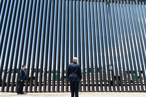 US-Präsident Donald Trump betrachtet im Juni 2020 einen Abschnitt der Grenzmauer zwischen Mexiko und den Vereinigten Staaten.